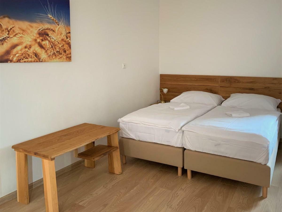 Bio Farma & Penzion Zlaty Hyl Novacany Экстерьер фото